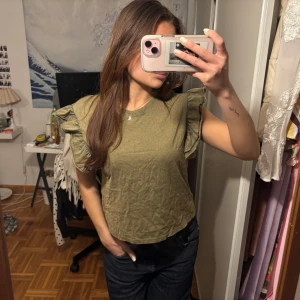 Olivgrön topp med volangärmar -  olivgrön topp från Zara! Knappt använd 💚