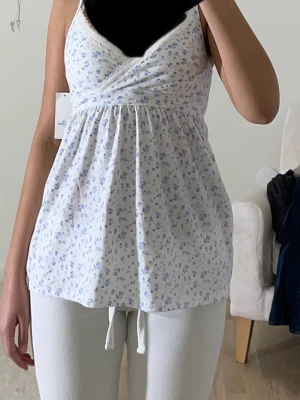 Intresse koll  - Fin babydoll topp från Hollister, aldrig använd och har prislappen kvar. Storlek xs. Om flera är intresserade blir det den med högst pris. 