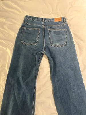 Blå raka jeans från Monki - Säljer ett par klassiska blå jeans från Monki. Baggy stil