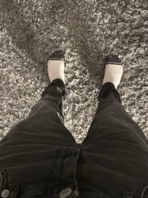 Svarta slim/realaxed jeans från Only & Sons - Säljer ett par svarta slim fit jeans från Only & Sons. Jeansen har klassisk femficksdesign, normal midja och chill/smal passform hela vägen ner. Tillverkade i mjuk denim med lite stretch för extra komfort. Perfekta för en clean och stilren look. Jag är 173 och kan använda dem