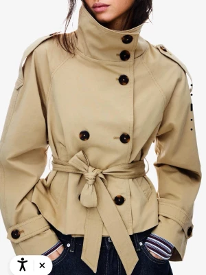 bershka trenchcoat - Säljer min populära bershka trenchcoat som är slutsåld! använd en gång så helt ny! storlek s. 