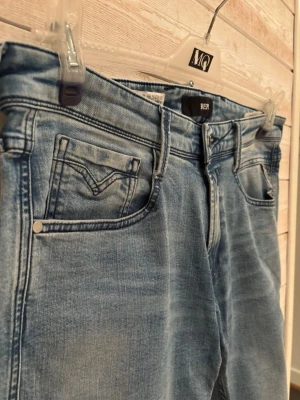 Replay anbass  -  Riktigt stiliga replay anbass jeans🤩||| storlek W33 L34 ||| köpt på Joel i Borås nypris 1799kr||| skriv vid fråga/fundring/// GC