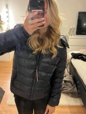 Mörkblå dunjacka  - Skit snygg dunjacka från Tommy Hilfiger 