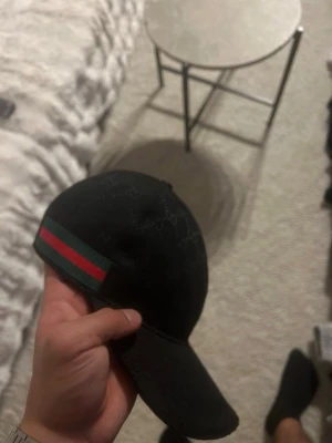 Gucci keps - Snygg Gucci-keps i svart. Clean look och perfekt till alla outfits.