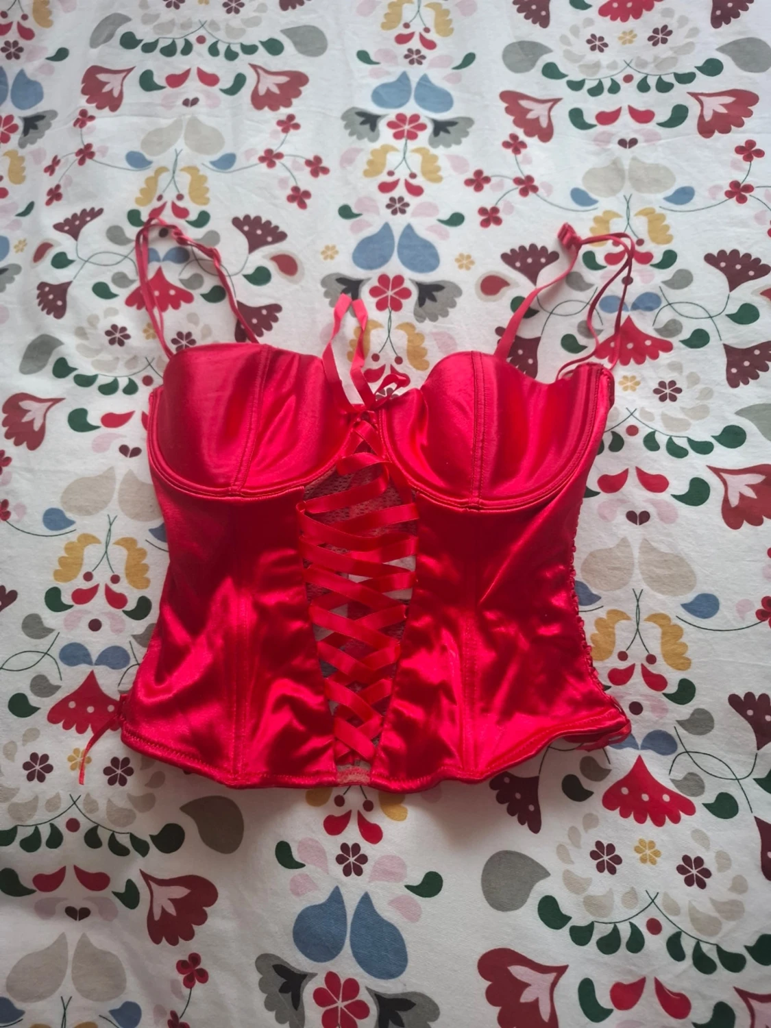 Röd satin korsett med snörning