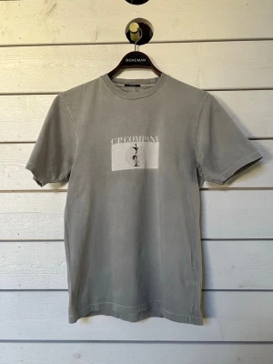 C.P. Company t-shirt - T-shirt från C.P. Company i storlek small. Skicket är bra och den är sparsamt använd. Den är köpt på NK i Sthlm och kvitto medföljer. Nypris ligger på 1699kr. För frågor eller fler bilder, tveka inte på att hör av dig, allt gott! 