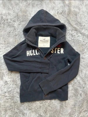 Vintage hollister cardigan  - Sällsynt och vintage hollister cardigan i storlek S. Jätte bra skick och inga defekter. Vid funderingar skriv gärna🙌
