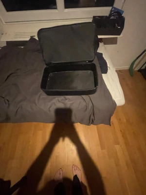 Svart resväska  golf callaway  - Säljer en svart resväska i mjukt material med dragkedja. Väskan har en klassisk rektangulär form och är rymlig, perfekt för resor. Enkel och stilren design utan synligt märke. Passar dig som vill ha en smidig och lätt resväska. Har aldrig använt 