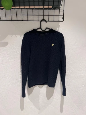 Lyle & scott tröja - Säljer nu denna stickade tröja från Lyle scott | passar runt 165 cm | pris 349 kr ej hugget i sten | hör gärna av dig vid fundering🙌