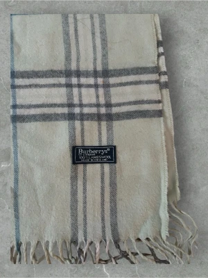 Burberry Halsduk - 💪🏽Skick: Mycket bra! Lite nopprig  📐Mått:Längd:153cm:Bred:35cm  📎Material:100%Lambswool  📦Skickar alltid inom 24h  💸Köp fler plagg för att få billigare pris  ✅Äkthetsgaranti