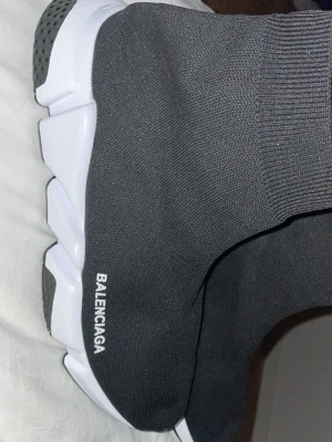 Balenciaga Speed Trainer svarta sneakers - Svarta Balenciaga Speed Trainer sneakers använd en gång för att se om den passa den var för små 