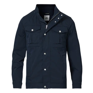 Navyblå jacka från j.Lindeberg - SÄLJER min navy blue 🔵bailey jacket 🔵 i storlek small, (passform 175 -187cm) En stilren och tidlös jacka som lyfter en outfit, uppklädd som avslappnad. Jackan är sjukt sällsynt och originalpris är på 3500kr Jackan är mycket sparsamt använd därav ⭐️9/10 skick⭐️, finns inga tecken på användning. Hör av dig om du vill se fler bilder på den! Skickar direkt😊 