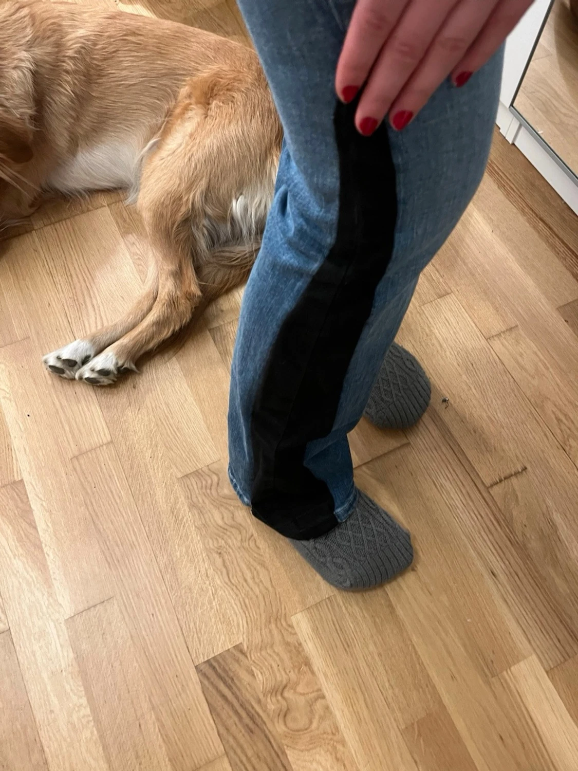 Blå jeans med svarta detaljer - 2