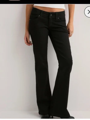 Super low kick 00 A-brand jeans - Säljer dessa jeans från A-brand i mobilen superlow kick 00 tall, endast tvättade två gånger och ser fortfarande ut som nya. Kostar 1000 nya. Storlek 27W