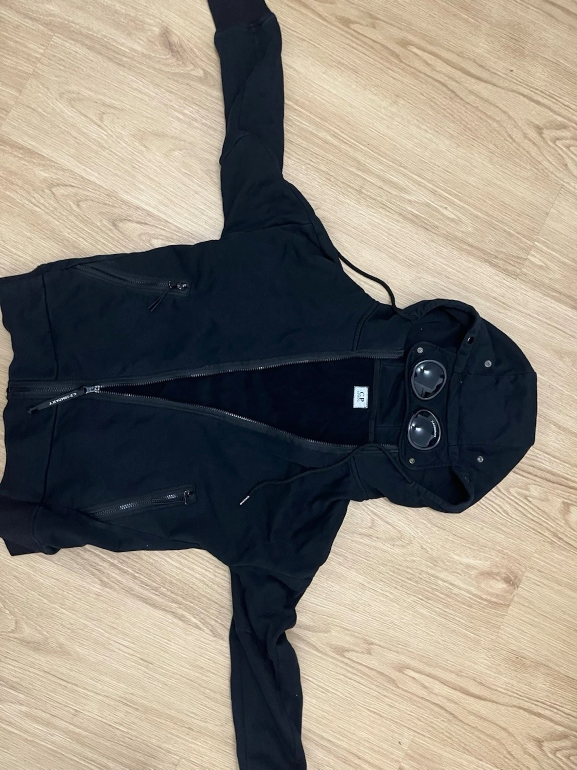 Svart hoodie med dragkedja från CP company - 2