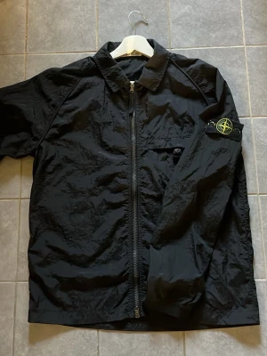 Stone island vindjacka  - Jätte schysst stone island vindjacka, perfekt nu när det börja närma sig vår. Knappast använt som man ser på bilderna. Vid fler frågar är det bara att höra av sig ☺️🤝