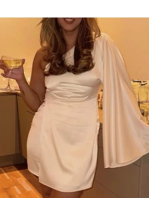 Klänning - Säljer nu min studentklänning, endast använd 1 gång!💗 Bilderna är lånade men kan lösa egna bilder om det behövs! Storlek 32 men passar mig som bruka är ha 34