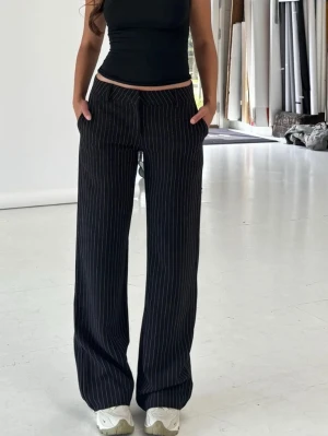 Kostymbyxor  - Säljer dessa randiga kostymbyxor ifrån Only som inte kommit till användning❣️