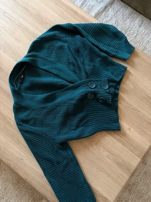 Stickad cardigan - Köpt på Vinted, står ingen storlek i men den passar mig som har storlek xs. Bra skick!