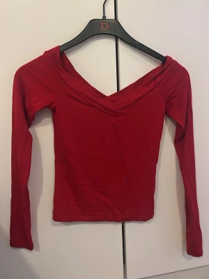 Röd tröja  - Säljer denna röda fina tröjan i bra skick! ❣️ storlek xs. 