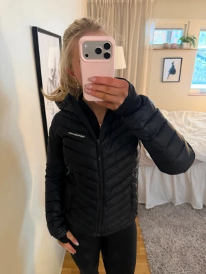 Marinblå dunjacka från Peak Performance - Marinblå svart dunjacka från Peak Performance. I gott skick. 