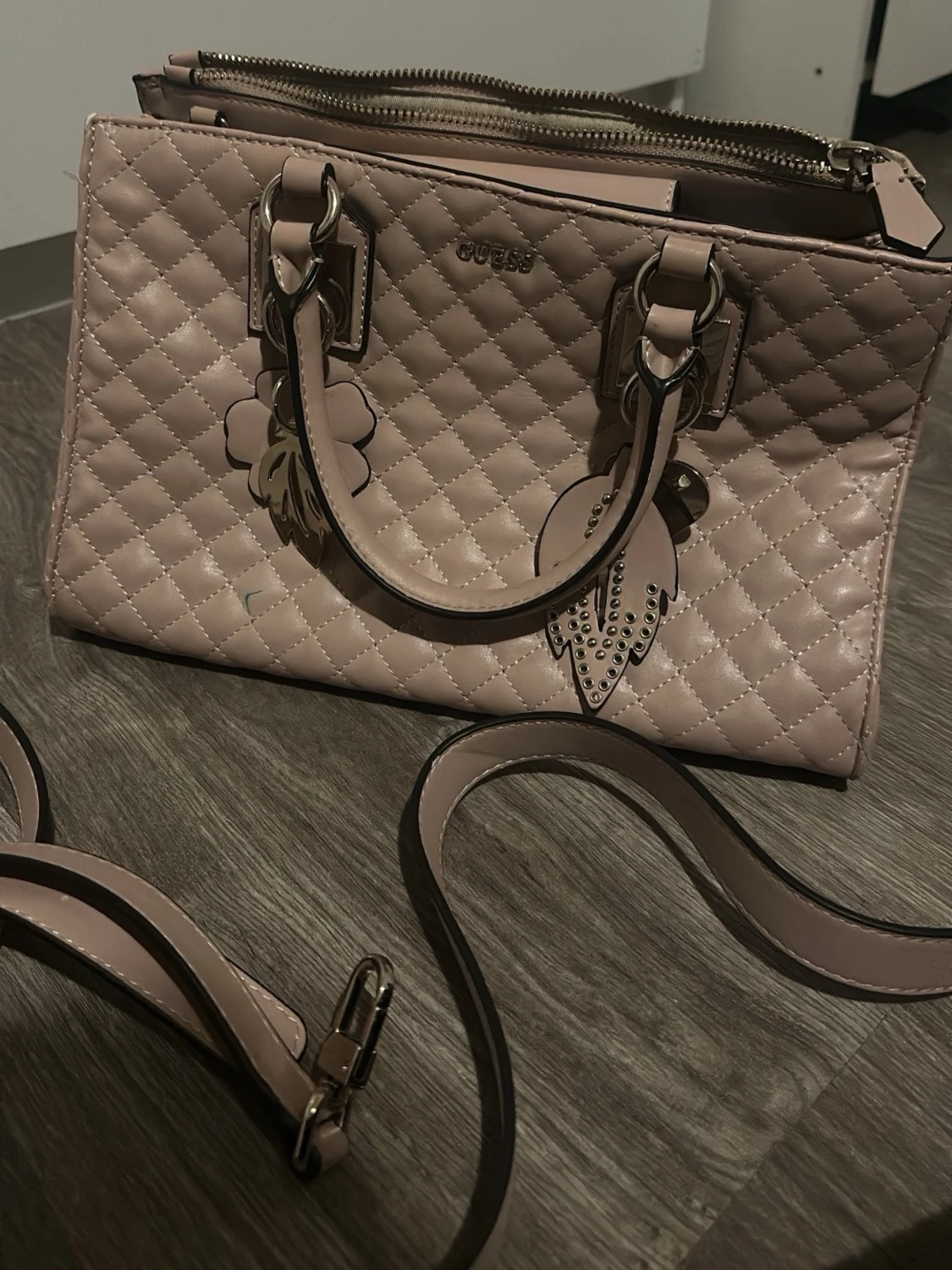 Ljusrosa quiltad handväska Guess - 1