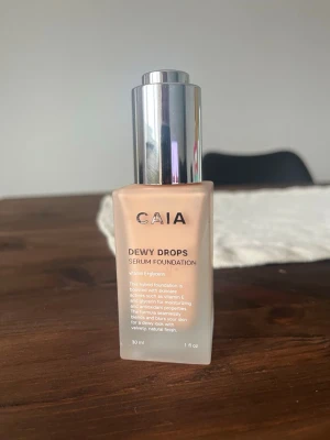 CAIA Dewy Drops Serum Foundation 10W - Foundation från CAIA i nyansen 10W. Ger en naturlig och dewy finish. Perfekt för dig som vill ha en fräsch och glowig bas. Nypris 375kr. Endast testad en gång. 