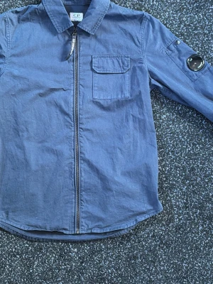 C.P. COMPANY Tröja - C.P. COMPANY Tröja i storleken 140cm.