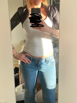 Jättefin grå bolero - Jättesnygg mörkgrå bolero i satin liknande material. Köpt på Seply men är i väldigt fint skick! Är i st S! 😍