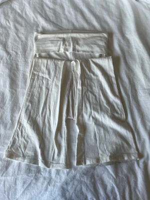 Vita yogapants från Gina Tricot - Säljer ett par vita yogapants från Gina Tricot i storlek XS. De är tillverkade i ett mjukt och stretchigt material. Perfekta att styla med en oversized tröja eller crop top. Supersköna och enkla att matcha till olika outfits.