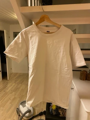 Två basic t-shirts från Uniqlo & H&M - Säljer två klassiska t-shirts, en vit från Uniqlo och en svart från H&M. Båda har rund halsringning och korta ärmar. Perfekta som basplagg och tillverkade i mjuk bomull för skön känsla hela dagen.