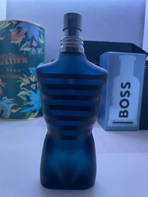 Jean Paul Gaultier Le Male parfym - Mängd enligt bild, kan sälja samples eller byta parfym. Kom om du har minsta lilla fråga! Checka gärna in min profil för kläder och parfym!📦