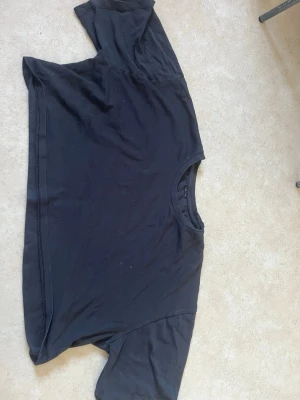 Lose gym shirt  - En lös gym tröja som är väldigt baggy och perfekt för träning då den är väldigt luftig. Materialet är bra, inte genomskinlig men inte för varm 