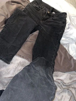 grå/svarta lågmidjade jeans bootcut - Säljer ett par grå/svarta lågmidjade jeans.  (hade bara en gammal bild eftersom de inte passar mig längre så ursäkta för det❤️!!) 