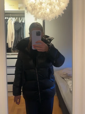Svart pufferjacka från Massimo Dutti - Säljer en jätte fin vinter jacka från Massimo Dutti. Väldigt fint skick💕säljer på andra plattformar, först till kvarn gäller! Pris kan diskuteras.
