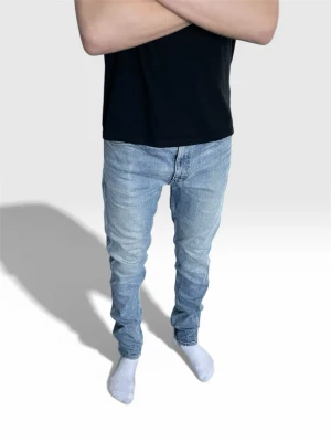 Ljusblå slim fit  jeans från Levi's - Säljer ett par ljusblå slim fit jeans från Levi's med klassisk femficksdesign och slitna detaljer. Storlek w 32 / L 34. Jeansen har en smal passform och är tillverkade i denim med en snygg tvättad look. Några frågor? Skriv till mig 🙌