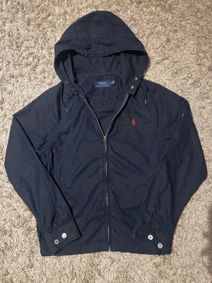 Polo ralph lauren jacka herr S marinblå  - Polo ralph lauren jacka i storlek S. Ganska lätt och samtidigt bekväm och varm. Marinblå färg mycket bra skick inga defekter. Postas antigen samma dag som köp eller dagen därpå🙌💯