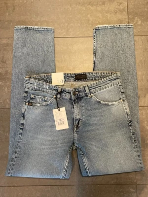 Tiger Of Sweden jeans Nya - Helt nya Tiger of sweden jeans med lappar och allt orört💯Snygg färg med skön wash och goa slitningar för riktigt bra pris jämfört med nypris på cirka 1599kr💔Skicka prisförslag och tveka inte på att skriva vid frågor!