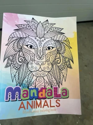 Mandala Animals målarbok - En kreativ målarbok med mandala-djurmotiv och färgglad omslagsdesign. Perfekt för mindfulness och avkoppling, boken har ett mjukt omslag med ett detaljerat lejon i svartvitt på framsidan. Texten är tryckt i flera färger. ‼️Helt oanvänd såklart‼️ 🙏🏼super många sidor, tjock bok! 