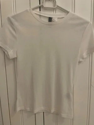 Genomskinlig tröja från H&M - Jättefin t shirt från hm som jag knappt använt och är i nyskick!💕