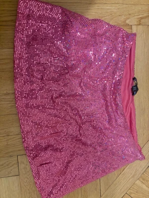 Rosa kjol - Hej nu säljer jag en jättefin rosa fest vibe kjol. Jag har använt den 2 gånger och alltså är den i superbra skick🩷🩷på sista bilden ser man den ”riktiga” färgen💗