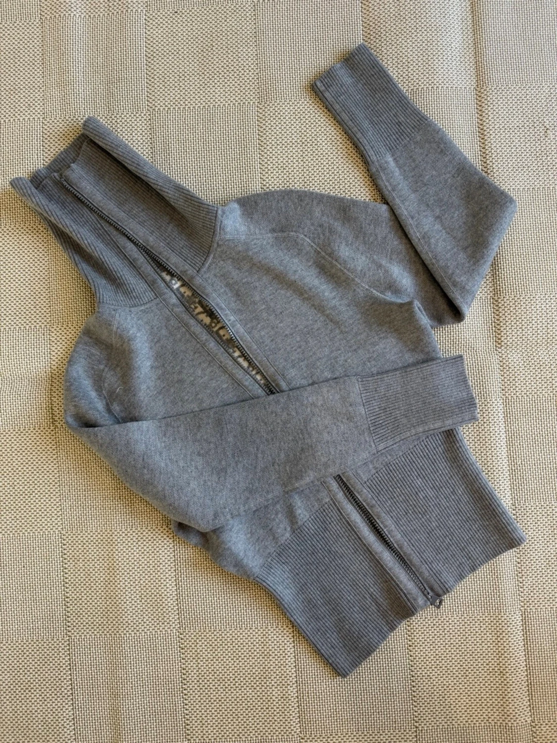 Grå kofta med mönster och dragkedja - 4