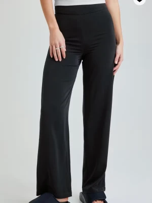 Kostymbyxa - Superfina kostymbyxor från Bikbok. Hög i midja med vida och raka ben. Storlek 34. Nyskick🩷