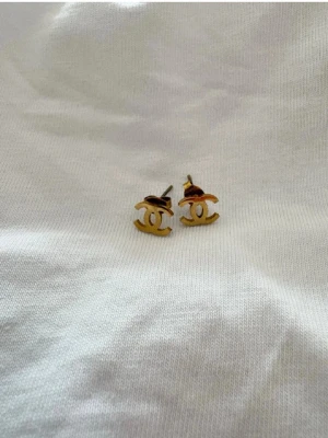 Örhängen  - Superfina små örhängen. Ca 1 cm