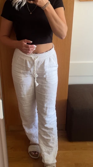 Linnebyxor  - Vita linnebyxor ifrån Skagen Clothing i storlek M. Hål längst ner på båda byxbenen då dom släpat i marken lite. (Baksidan av byxorna) Nypris: 880kr 
