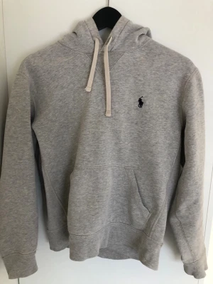 Ralph Lauren Hoodie - Ralph lauren hoodie i mycket bra skick. Storlek: XS.  Inte använd mycket alls.