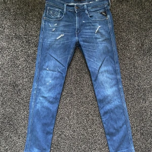 Replay anbass jeans  - Säljer ett par blå Replay jeans med slitningar. Riktigt bra skick och feta jeans i stl 30. Hör av er vid frågor. Riktigt sköna och har en bra passform. Längden står att de är 36 men sitter som 32. Kan gå ner i pris vid snabb affär. Kan ta byten också!