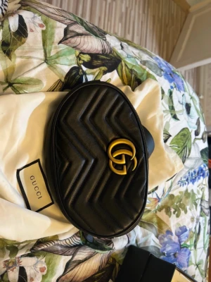 Svart Gucci magväska - Jätte fin magväska från Gucci tyvärr inget kvitto eller Box bara dustbagen köpt för ett bra tag sen men aldrig kommit till användning 