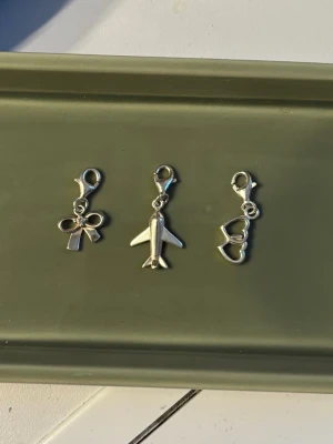 Berlocker 925 sterling silver  - Berlocker från Guldfynd i 925 sterling silver. Haft de mindre än ett år och de är såklart nyputsade. Passar jättebra till Thomas Sabo charm armband och halsband. Priser gäller för alla 3 totalt! 