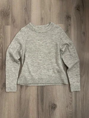 Stickad tröja - Snygg ljusgrå stickad tröja från vero moda 🌸 Liten i storleken, skulle kunna vara XS. Nypris: 299:-